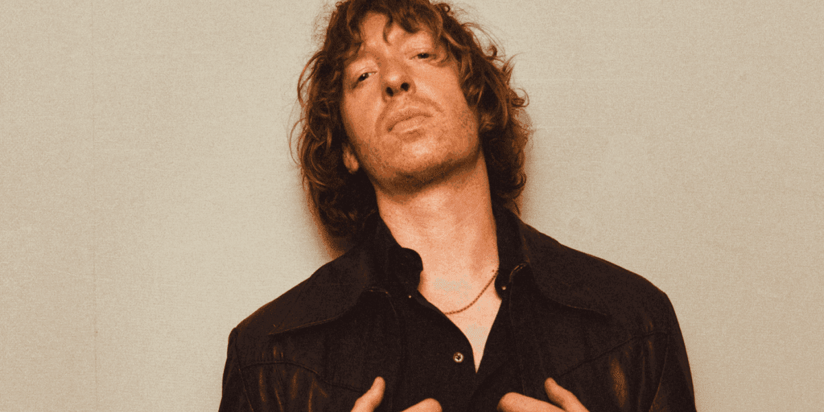 web-Daniel Avery live.png